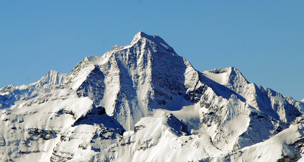 Der Habicht von der Nord-Ost Seite gesehen, Schneebedeckt vor blauem Himmel mit einigen Gletschern