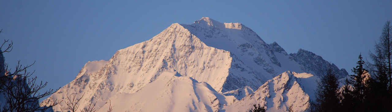 Der Schneebedeckte Berg Habicht vor blauem Himmel
